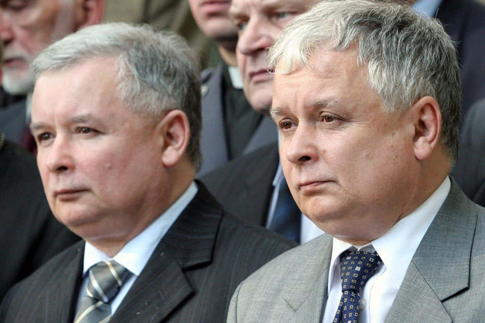Die Brüder Jaroslaw (l) und Lech Kaczynski (Archivfoto von 2005). Politisch teilten die beiden 57-Jährigen die gleichen Überzeugungen.