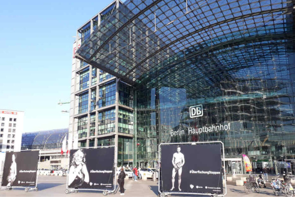 Die großformatigen Poster vor dem Berliner Hauptbahnhof.