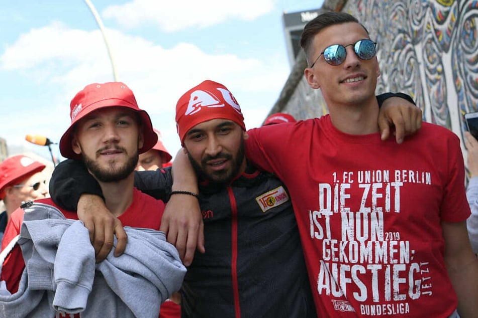 Marcel Hartel (l.), Akaki Gogia (m.) und Robert Zulj (r.) feiern den Aufstieg.