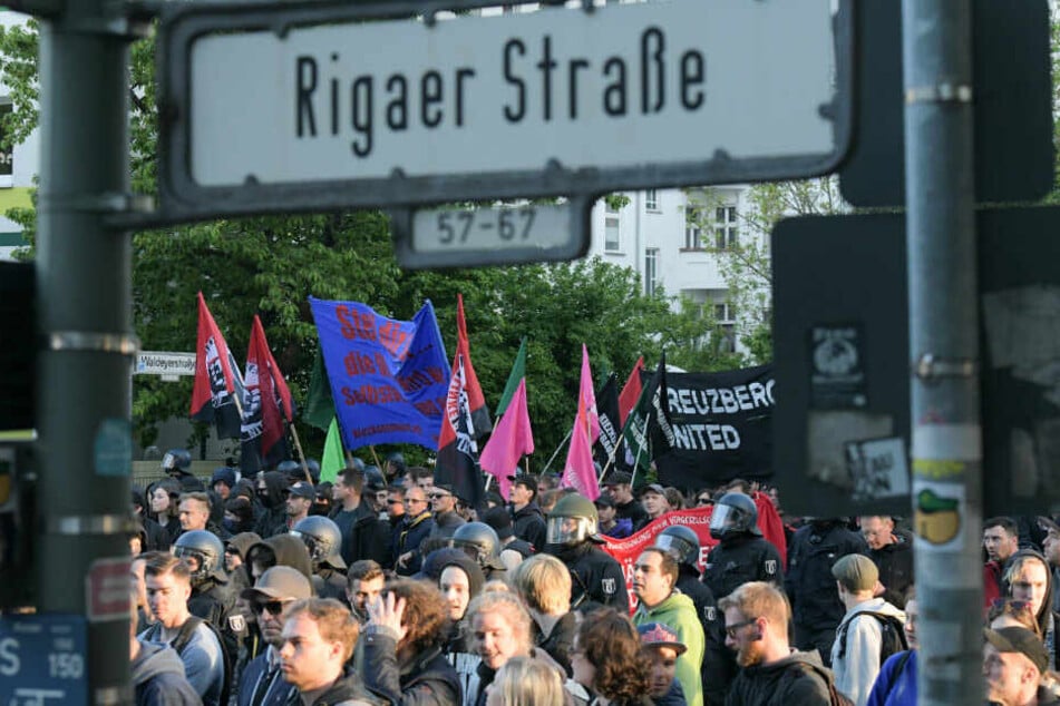 Teilnehmer der 1. Mai-Demonstration in der Rigaer Straße.