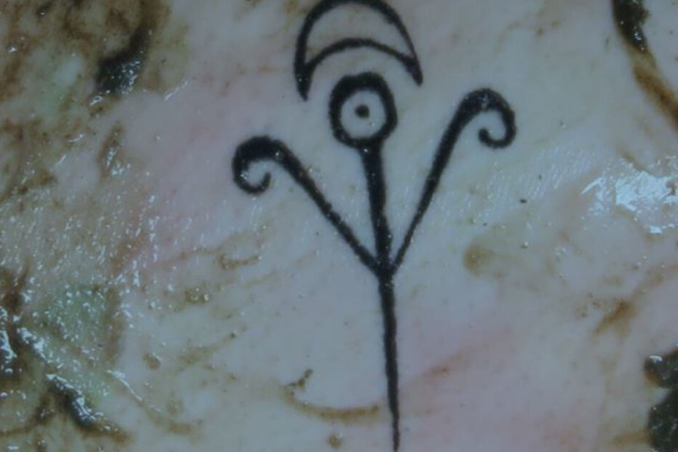 Die Frau trug am Schlüsselbein ein Tattoo.