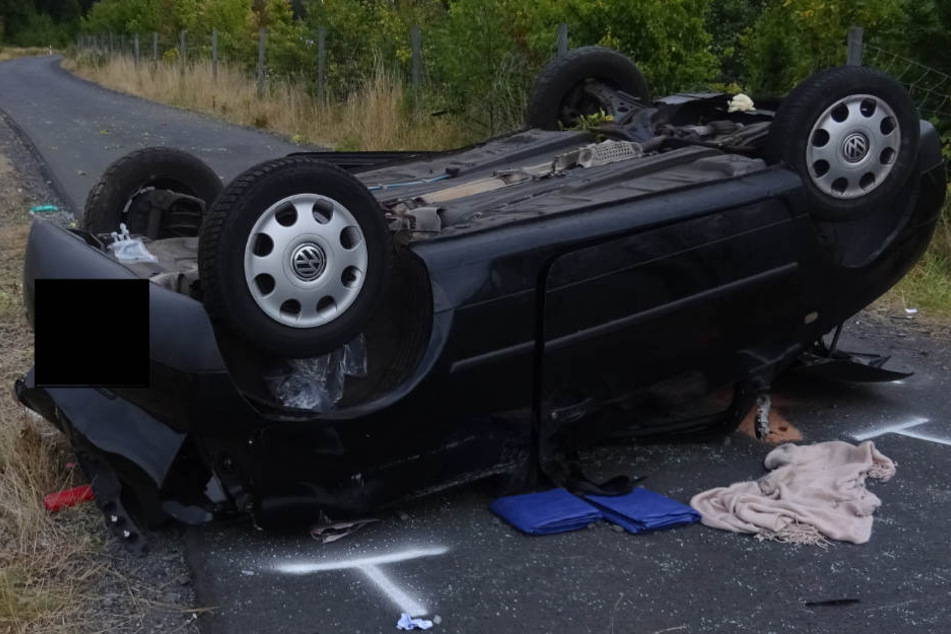 Das Auto bleib nach dem Unfall auf dem Dach liegen.