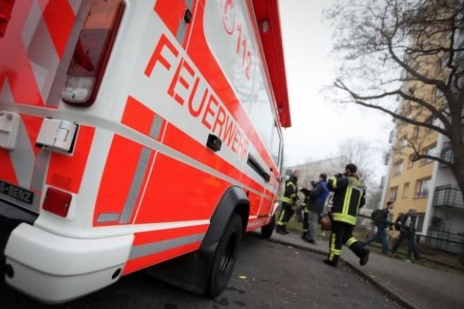 Die Feuerwehr versucht die Dämpfe einzudämmen. (Symbolbild)