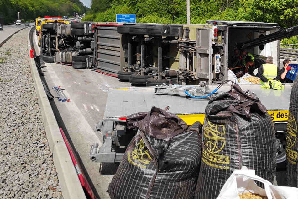 Ein Lkw ist auf der A8 umgekippt: Tonnen Kartoffeln blockieren die A8.