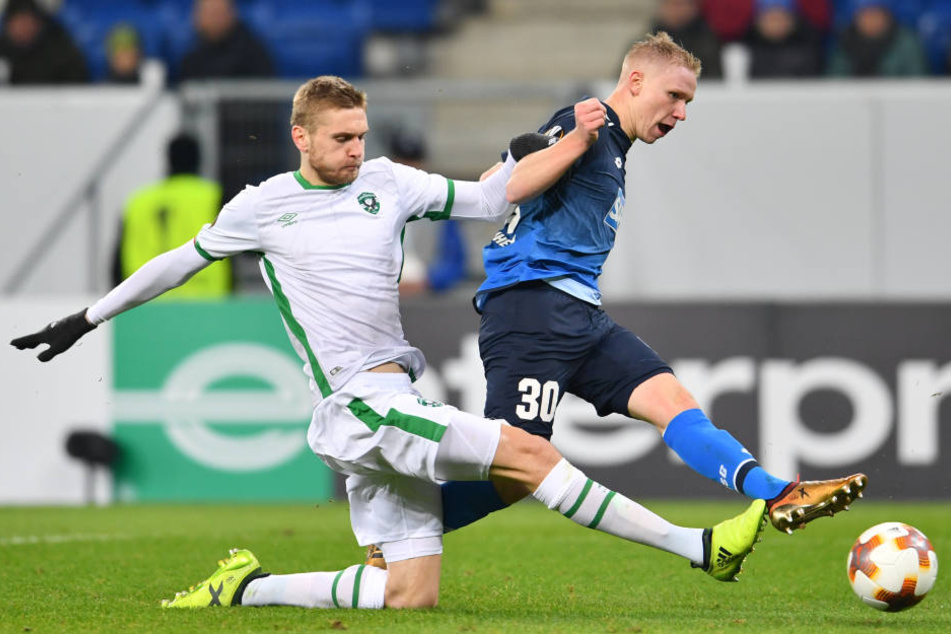 Hoffenheims Philipp Ochs (r) und Igor Plastun von Ludogorets Rasgrad kämpfen um den Ball
