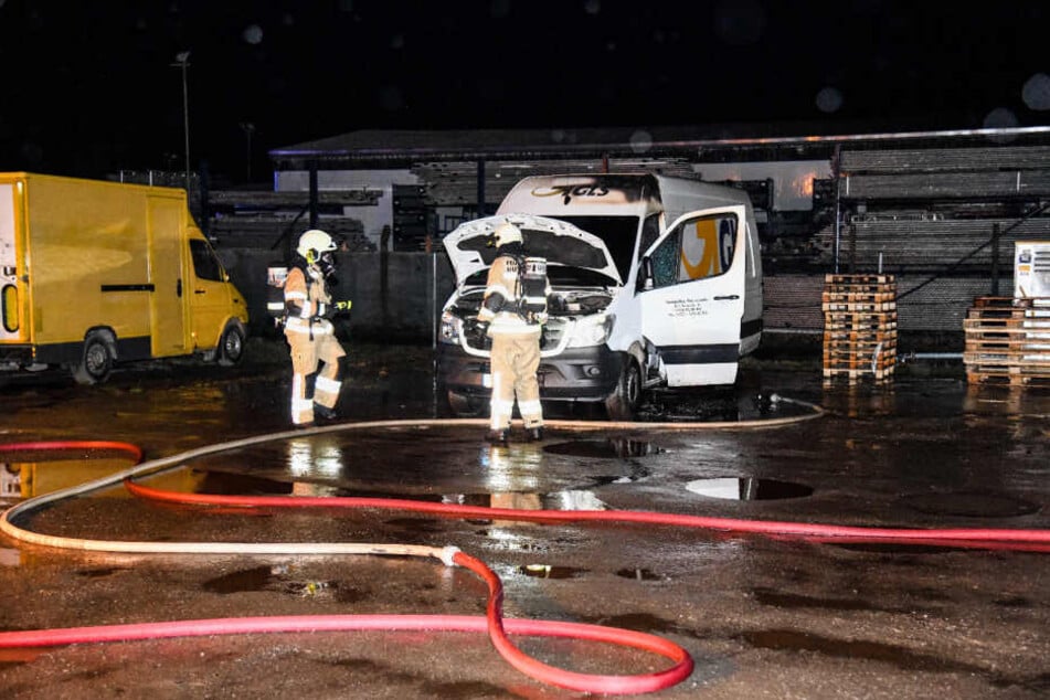 Im brandenburgischen Saarmund standen in der Nacht zu Montag zwei Transporter in Flammen.