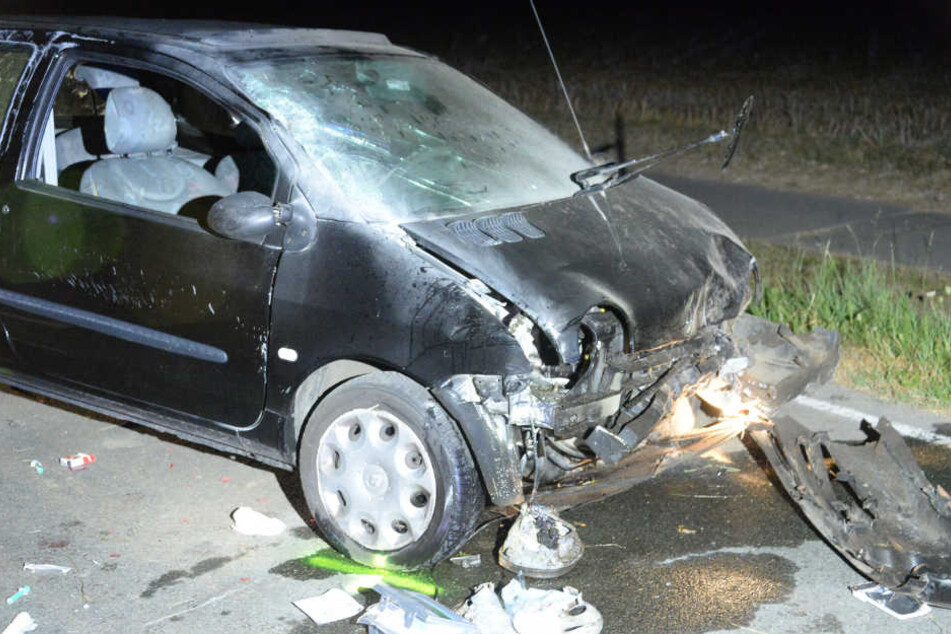 Das Auto der Jugendlichen gleicht einem Schrotthaufen