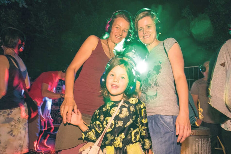 Anrainerinnen Kerstin (37 v.l.), Lilly (9), Martha (5) und Tina (31) tanzten
mit Kopfhörern.