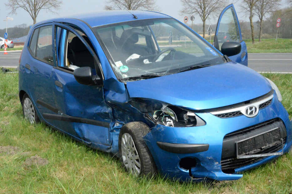 Der Fahrer (77) des blauen Hyundais wurde schwer verletzt. Ebenso die 51-jährige Golf-Beifahrerin.