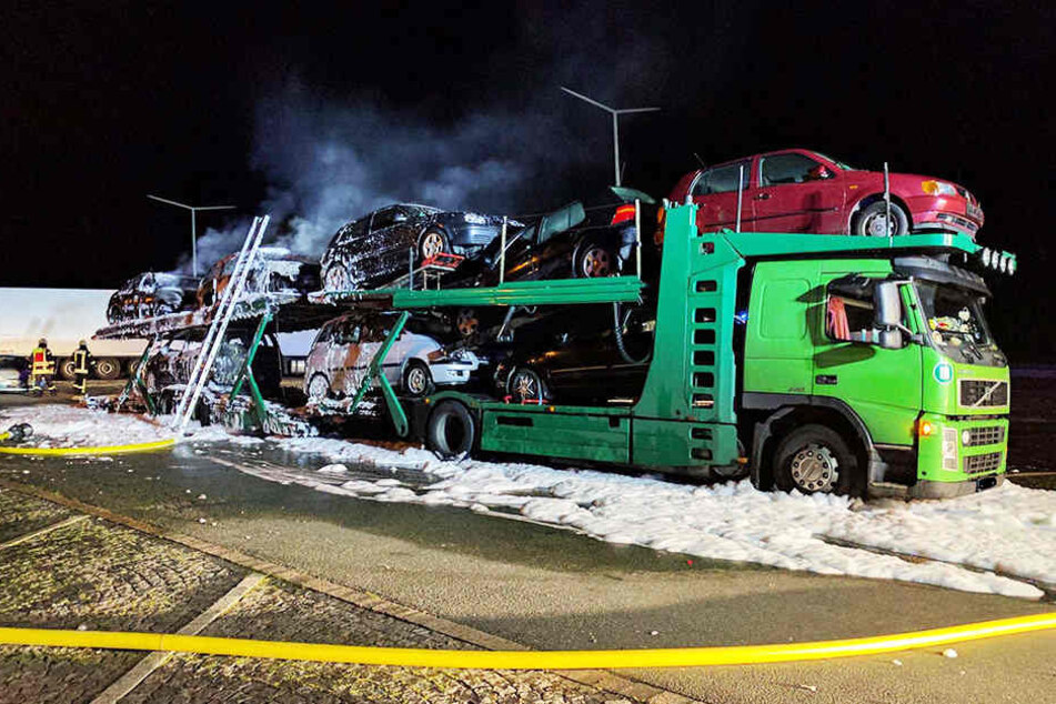 Auf der Autobahn fing der Lkw plötzlich an zu qualmen.