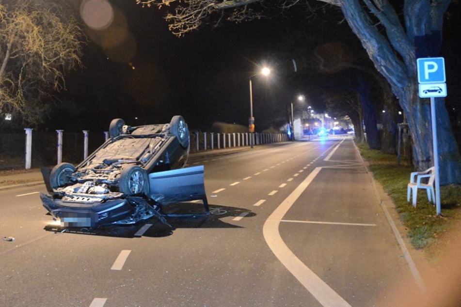Der Fahrer wurde aus dem Unfallauto geborgen und starb im Krankenhaus.