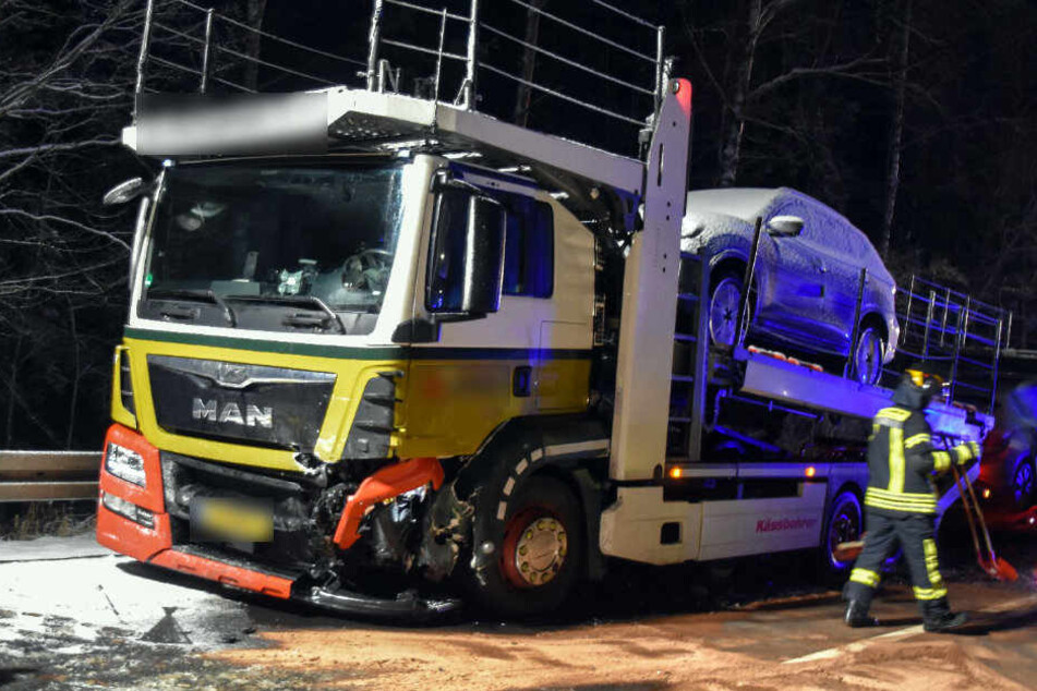 Auch der niederländische Laster wurde bei dem Unfall schwer beschädigt.