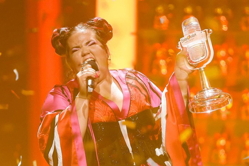 Die schrille Sängerin Netta aus Israel jubelt über den Gewinn des ESC.
