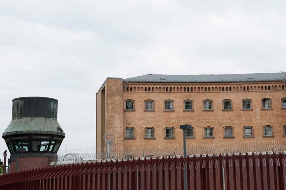 Vor derJVA Moabit sind am Mittwoch zwei Mitarbeiter mit Pyrotechnik angegriffen worden,