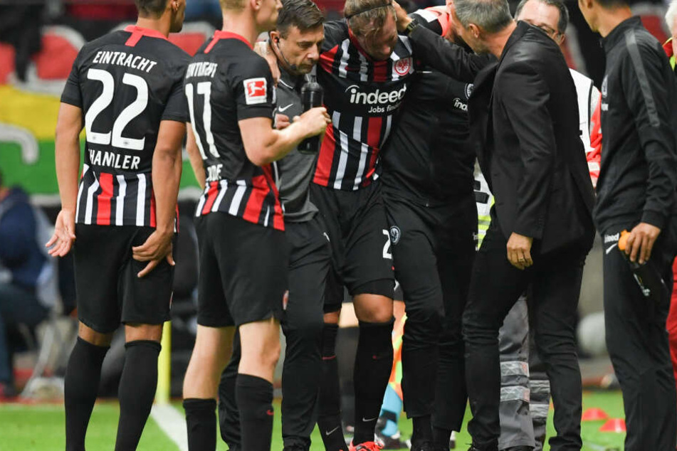 Besonders bitter: Eintracht-Urgestein Marco Russ (Mi.) musste schwer verletzt und gestützt das Spielfeld verlassen.