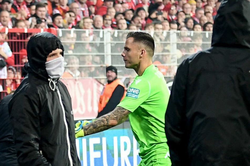 Union-Keeper Rafal Gikiewicz stellt sich den vermummten Ultras entgegen.