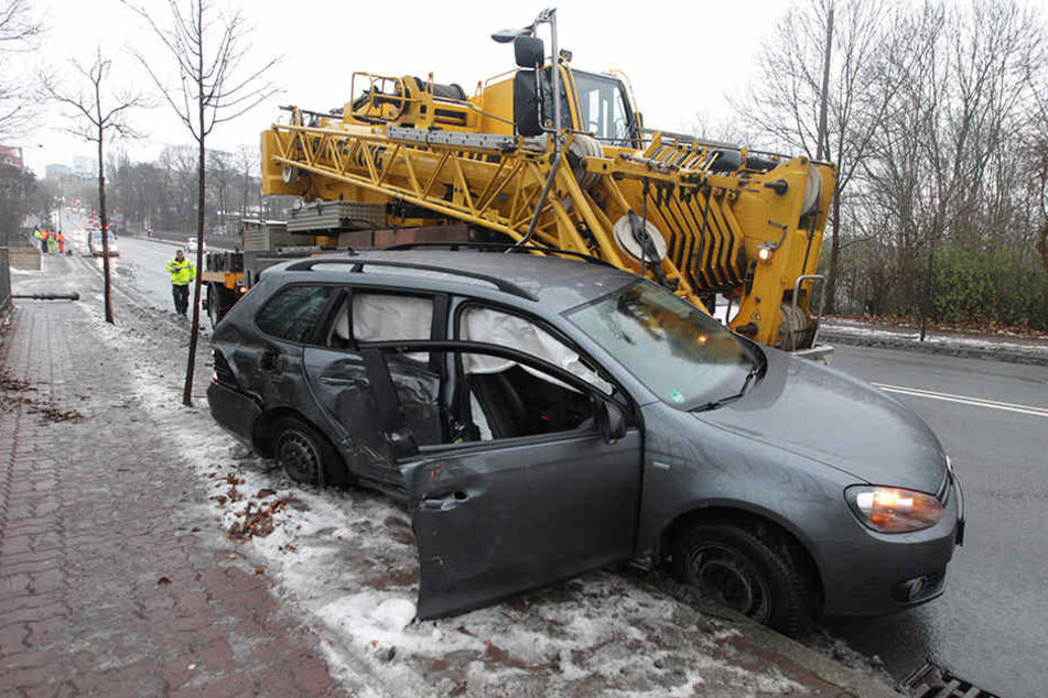 Der Kranwagen bohrte sich in den VW.
