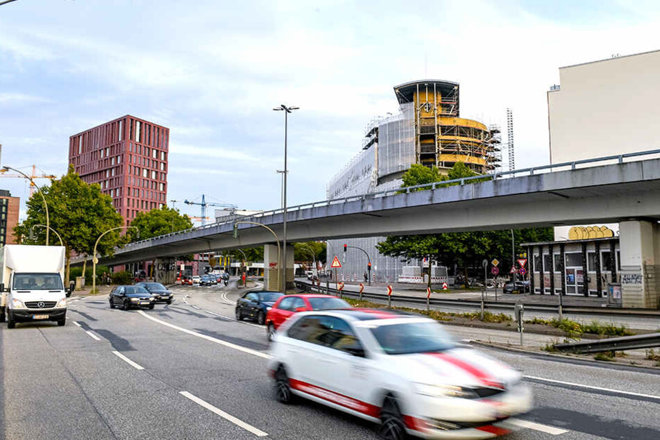 Die Brücke an der Hamburger Amsinckstraße wird abgerissen. Die Bauarbeiten führen zu einer Sperrung der viel befahrenen Straße.