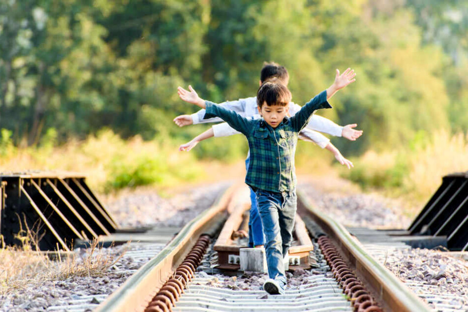 Die Notfallleitstelle der Bahn informierte die Bundespolizeiinspektion Magdeburg über die spielenden Kinder im Gleis. (Symbolbild)
