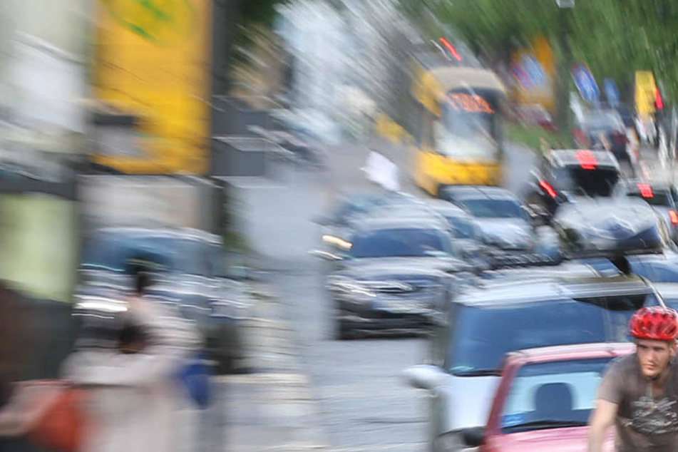 Der Mann war vom Bischofsweg in Richtung Königsbrücker Straße unterwegs. Mehrere Autos standen ihm dabei wohl im Weg.