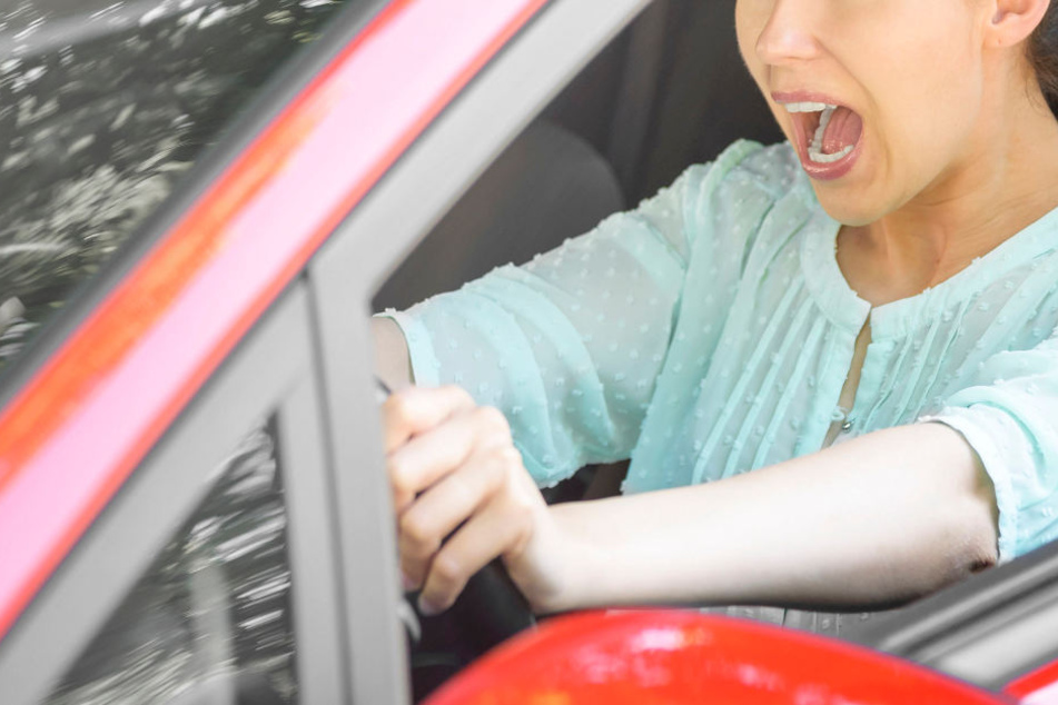 Der Mann sprang plötzlich vor dem Auto der Frau auf die Straße. (Symbolbild)