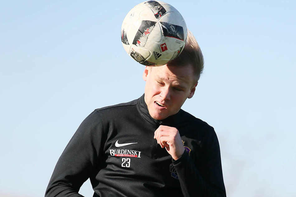 Sören Bertram im Training bei einem Kopfball.