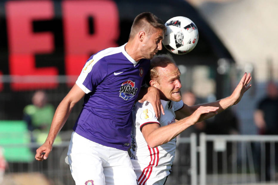 Dimitrij Nazarov (Aue, li. ) und Tobias Levels (Ingolstadt).