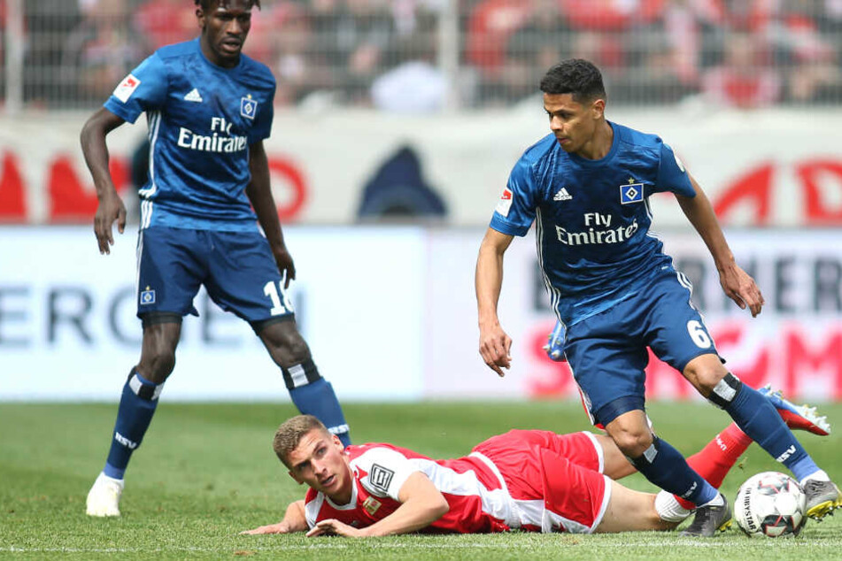 Douglas Santos luchste Unions Grischa Prömmel den Ball ab.