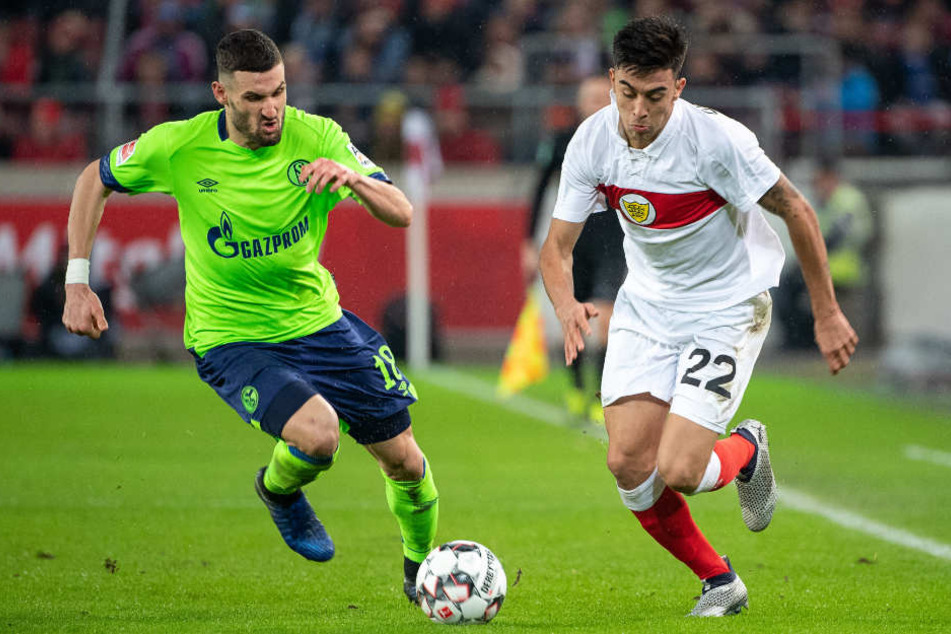 Nicolas Gonzalez (rechts im Bild) kämpft mit Daniel Caligiuri kämpfen um den Ball.