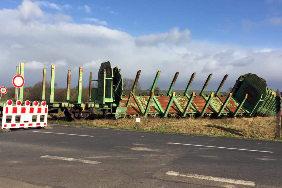 Fünf alte Güterwaggons entgleisten im Norden Thüringens.