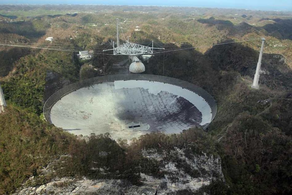 Das Radioteleskop des Arecibo-Observatoriums ist das zweitgrößte auf der Welt.