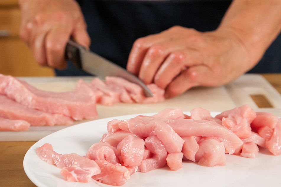 Campylobacter Bakterien werden oftmals durch Geflügelfleisch übertragen.