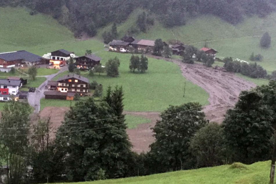 In Großarl im Salzburger Großarltal (Österreich) sind Straßen, Wiesen und Wegenach einem Unwetter überflutet..