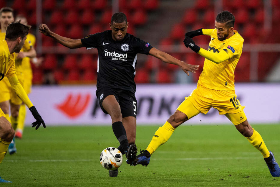 Frankfurts Gelson Fernandes (Mi.) im Duell mit Lüttichs Mehdi Carcela-Gonzalez (Re.).