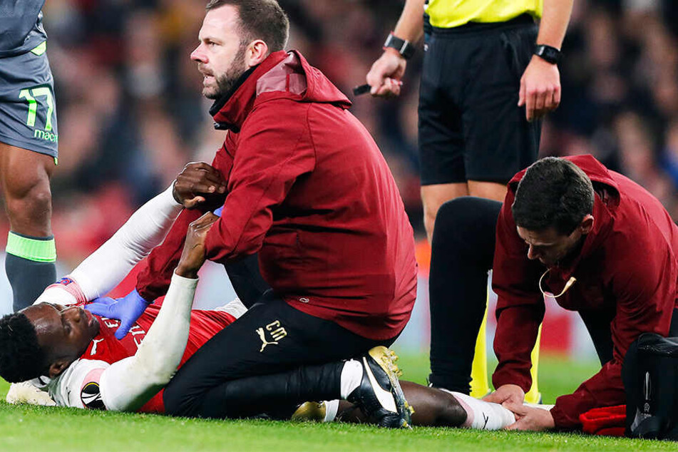 Krümmte sich vor Schmerzen: Danny Welbeck kam nach einem Kopfballduell so unglücklich auf, dass er sich seinen rechten Knöchel verdrehte.
