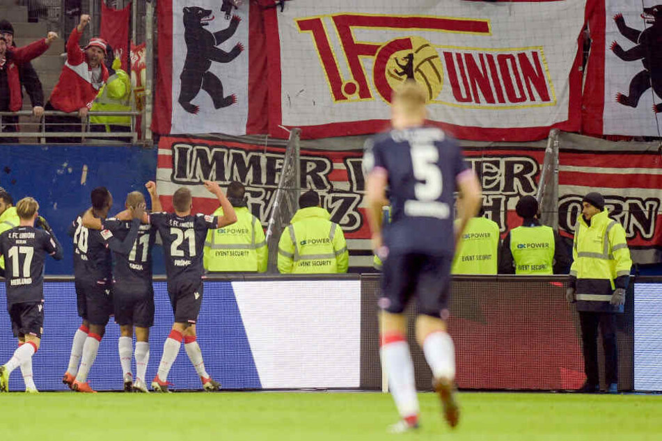 Union feiert den Ausgleich in der Nachspielzeit. Mit dem Punkt beim HSV bleiben die Köpenicker in der Liga weiter ungeschlagen.