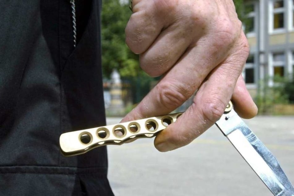 Mit einem Messer bedrohte er zwei Frauen, um eine Socke von ihr zu erhalten. (Symbolbild)