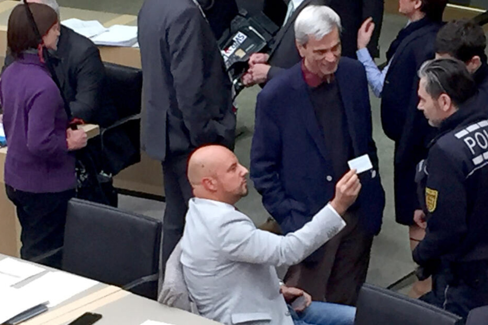 Stuttgart im vergangenen Dezember: Stefan Räpple (sitzend) und Wolfgang Gedeon (stehend) reden im Landtag mit Polizisten.