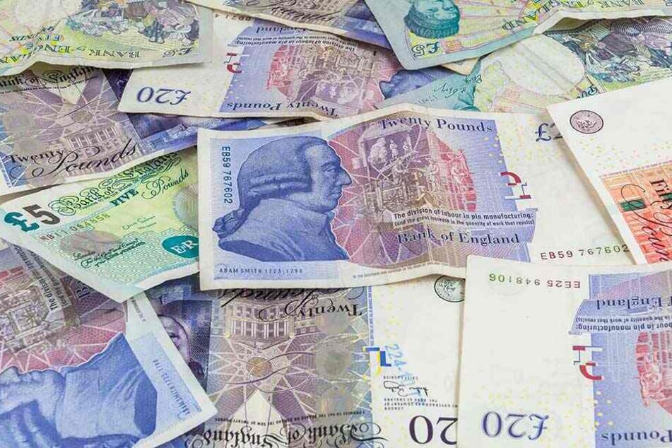 250.000 britische Pfund unterschlug der Angestellte, um seiner Angebeteten teure Geschenke machen zu können.