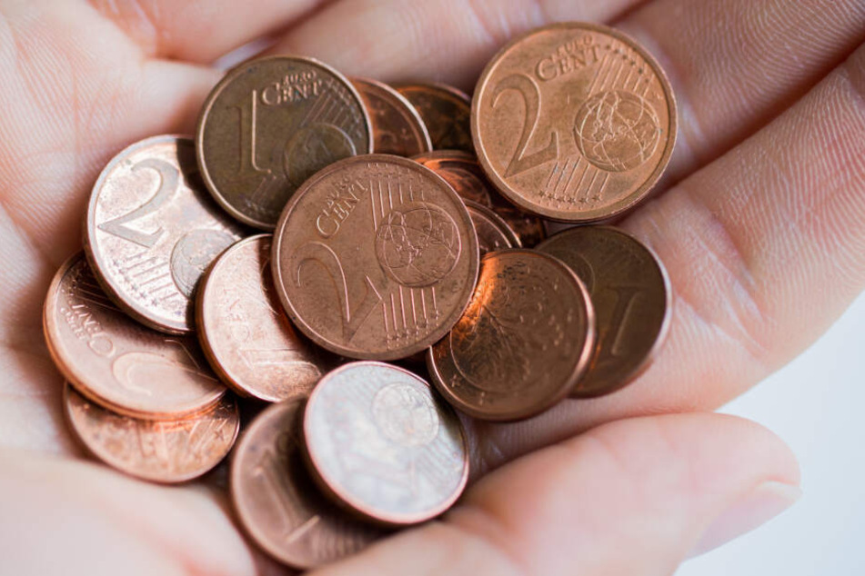 1-, 2- und 5-Cent-Münzen liegen auf einer Hand. (Symbolbild)