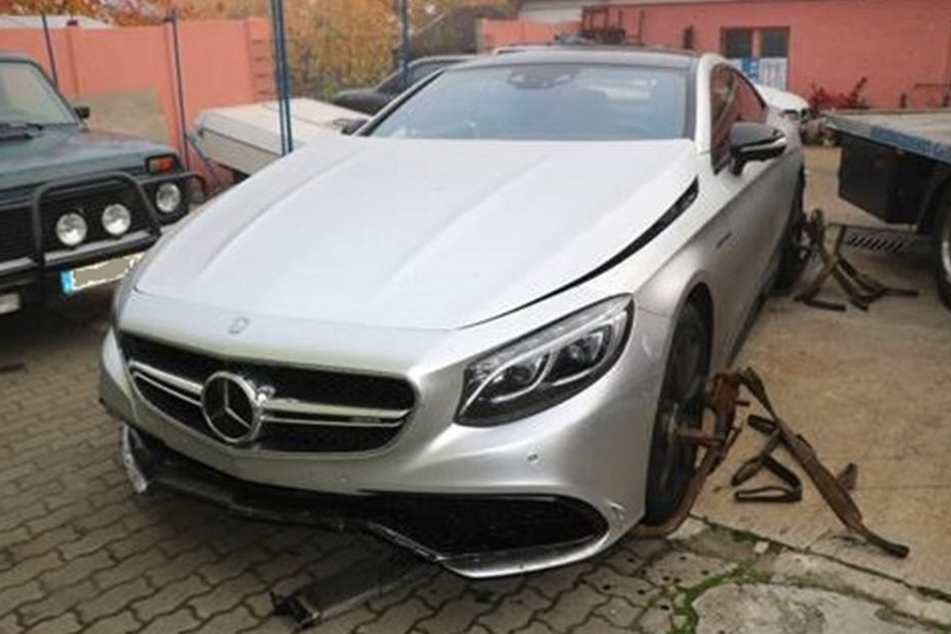 Der Nobel-Mercedes landete im Zaun, der Fahrer verschwand spurlos.