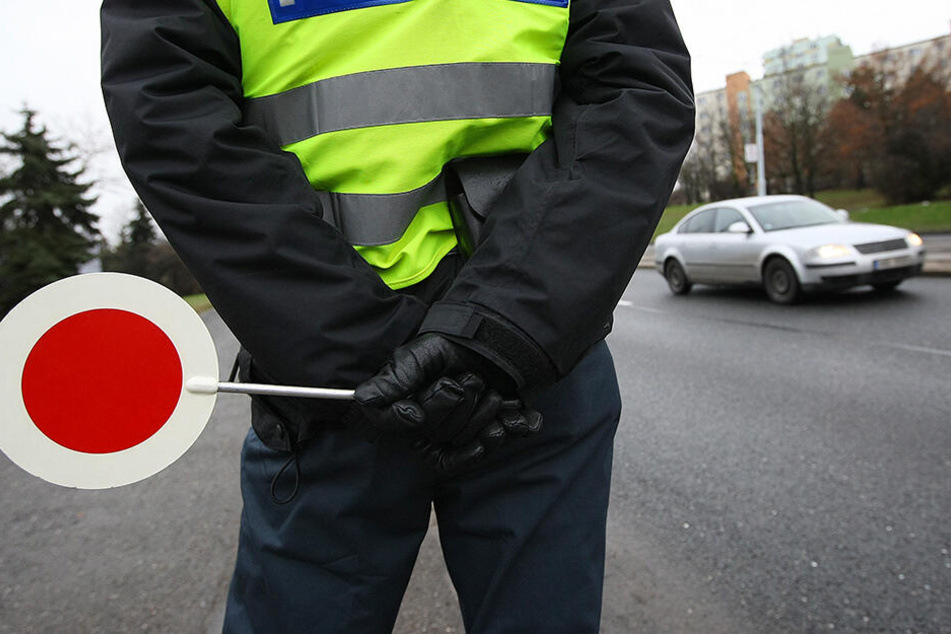 Der 66-Jährige verlor seine Fahrerlaubnis bereits vor fast zehn Jahren. Die Polizisten zogen ihn aus dem Verkehr. (Symbolbild)