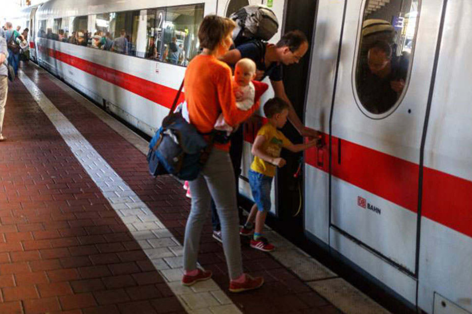 Überfüllte Züge zum Feiertag. Bei der Deutschen Bahn keine Seltenheit. Geholfen wird den Passagieren aber anscheinend nicht.