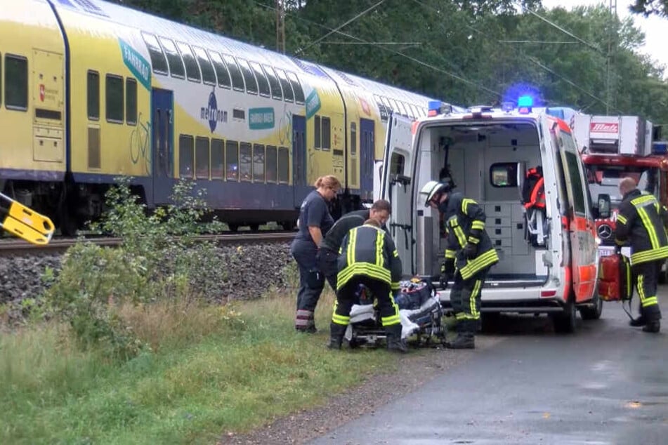 Rettungskräfte bergen einen verletzten Fahrgast bei Oyten (Niedersachsen), nachdem ein Regionalzug gegen einen Baum geprallt war.
