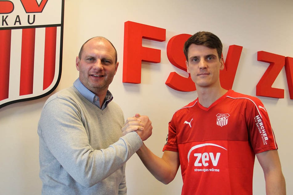 FSV-Sportdirektor David Wagner
(l.) ist absolut zufrieden mit
Jonas Acquistapace.