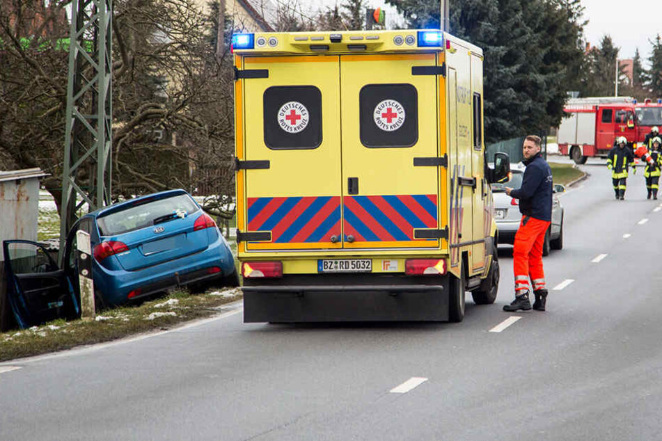 Der Rettungsdienst kümmerte sich vor Ort um einen verletzten Kia-Fahrer.