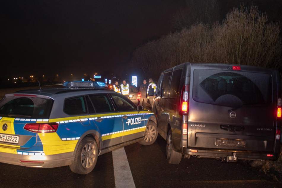 Die Polizei rammte den Transporter an die Leitplanke.