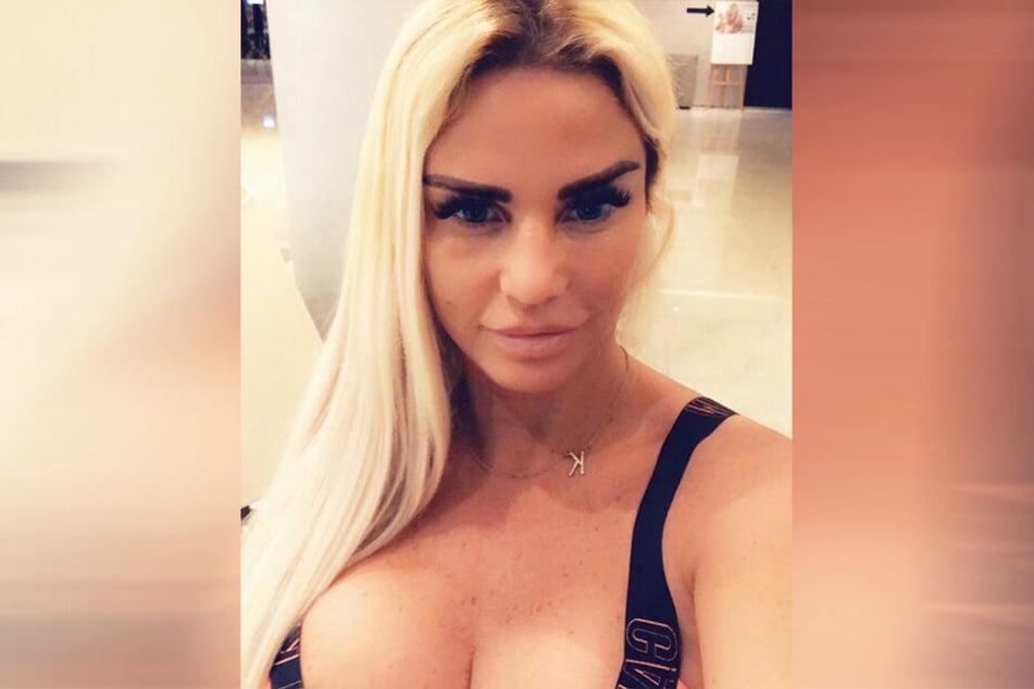 Katie Price (41) blamiert sich in TV-Show bis auf die Knochen.