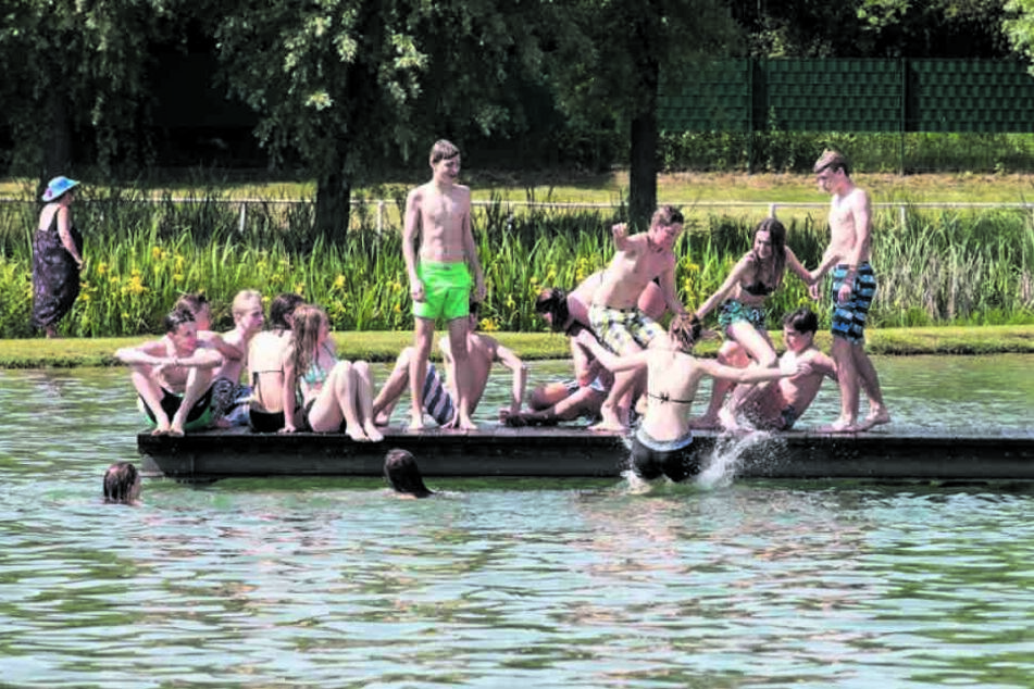 Die Dresdner erfreuen sich an der Hitze im Freibad. Dienstag wird es noch einmal
richtig heiß!