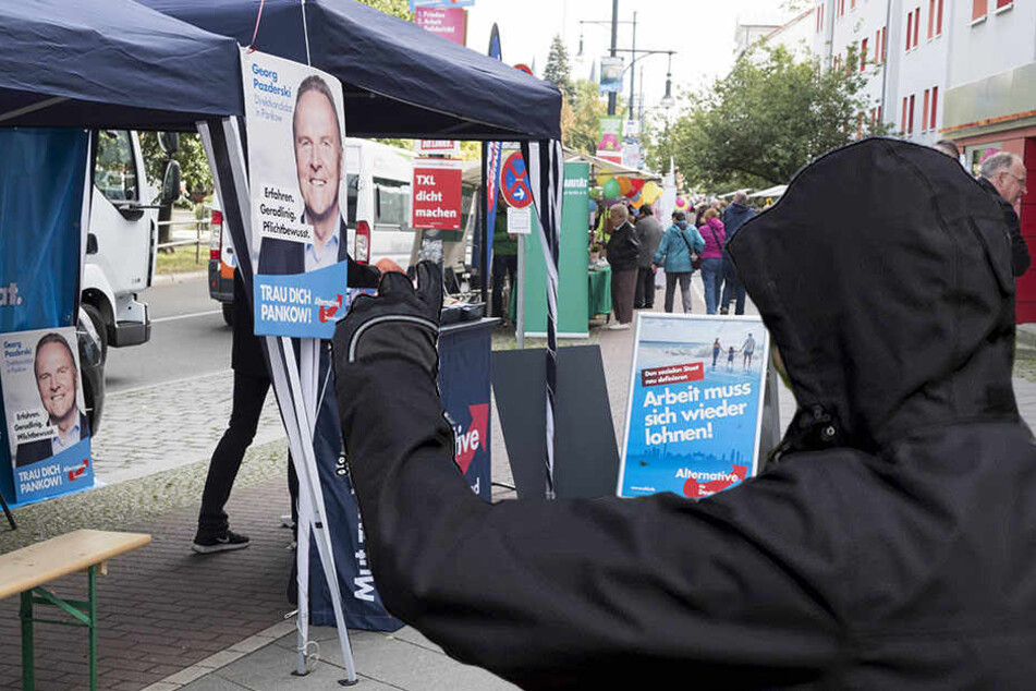 Die Vermummten pöbelten an dem Infostand. Dann kam es zum Gerangel. (Symbolbild)